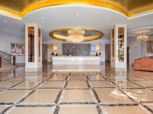 a lobby with a large room with a large ceiling at Vienna Hotel Dongguan Qiaotou in Qiaotou