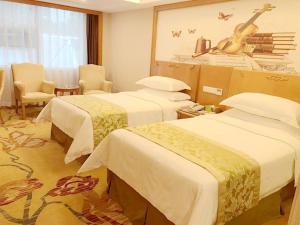 Giường trong phòng chung tại Vienna Hotel Shenzhen Dongmen Old Street