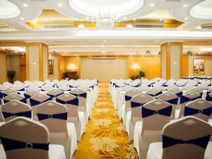 una habitación con filas de sillas en un pasillo en Vienna Hotel Ganzhou Anyuan en Tieshan
