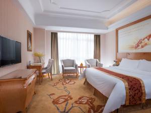 Ένα ή περισσότερα κρεβάτια σε δωμάτιο στο Vienna Hotel Dongguan Shi