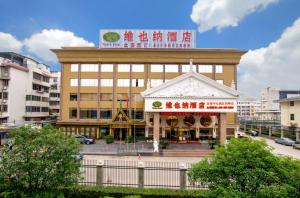 Un edificio con un cartel encima en Vienna Hotel Guilin Exposition Center, en Guilin