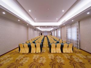 uma grande sala de conferências com cadeiras no meio em Vienna Classic Hotel Shizhongshan Avenue em Jiujiang