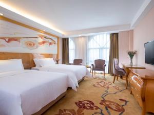 Postel nebo postele na pokoji v ubytování Vienna Classic Hotel Shenzhen Bantian Wuhe Avenue