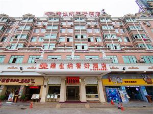 duży czerwony budynek z chińskim napisem na nim w obiekcie Vienna Hotel Guangzhou Nanpu Station w Guangzhou