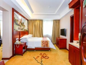 TV a/nebo společenská místnost v ubytování Vienna International Hotel Shanghai Fengxian Nanqiao