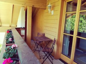 una veranda di una casa con tavolo e sedie di Haus Melody a Filzmoos