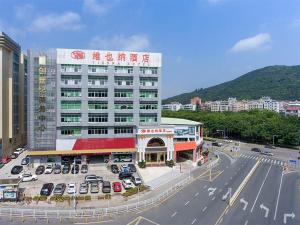 un grande edificio con un parcheggio di fronte di Vienna Hotel Shenzhen North Science And Technology Park a Shenzhen