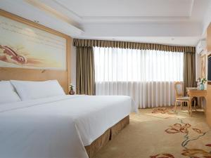 En eller flere senge i et værelse på Vienna 3 Best Hotel Guangxi Nanning Station
