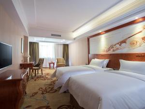 Katil atau katil-katil dalam bilik di Vienna Hotel Longchuan