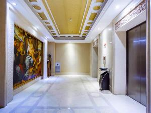 um corredor num edifício com uma pintura no tecto em Vienna International Hotel Shenzhen Songgang Wanzhao Square em Bao'an