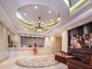 a large living room with a chandelier and a couch at Vienna Hotel Suzhou Mudu Changjiang No 1 in Suzhou