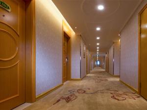 a hallway of a building with a painting on the floor at Vienna Hotel Foshan Lecong Furniture Mall in Shunde