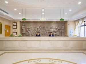 Lobby o reception area sa Vienna international hotel shanghai pudong airport south store