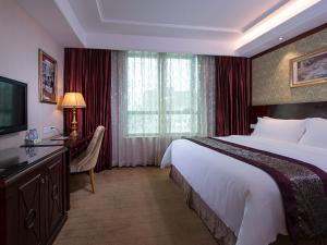 Postel nebo postele na pokoji v ubytování Vienna Hotel Shanwei Haifeng