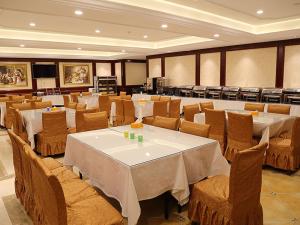 a large banquet hall with tables and chairs at Vienna Hotel Suzhou Mudu Changjiang No 1 in Suzhou