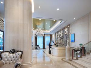 The lobby or reception area at Vienna International Hotel Nanchang Xinjian Center