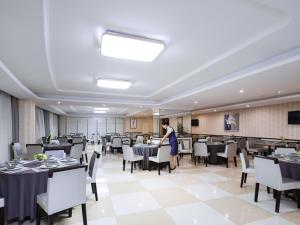 A restaurant or other place to eat at Vienna International Hotel Nanchang Xinjian Center