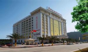 ShanweiにあるVienna Hotel Shanwei Chengqu Xingye Roadの赤い看板が貼られた大きなホテルの建物