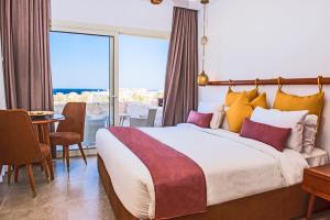 מיטה או מיטות בחדר ב-OSKENA Azzurra Sahl Hasheesh Hurghada