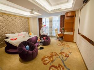 a hotel room with a bed and two ottomans sidx sidx at Vienna International Hotel Xi'an Hancheng Lake in Xi'an +4 photos