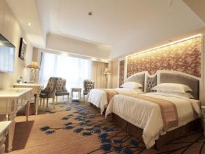 Un pat sau paturi într-o cameră la Vienna International Hotel Jieyang People's Avenue