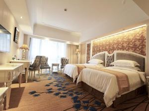 a hotel room with two beds and a bathroom at Vienna International Hotel Jieyang People's Avenue in Jieyang