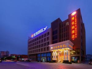 a building with a sign on top of it at Vienna Hotel Shanwei Lufeng Jieshi Bus Station in Shanwei