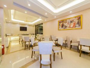 Sala de conferencias con mesas, sillas y TV en Vienna 3 Best Hotel Fuzhou Fuma Road Ziyang en Fuzhou