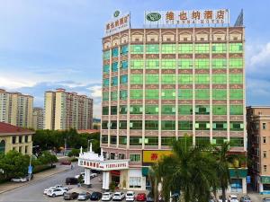 un gran edificio con un cartel encima en Vienna Hotel Dongguan Tangxia Lincun Square, en Dongguan