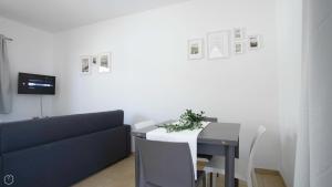 jadalnia ze stołem i kanapą w obiekcie Welcomely - Degli Artigiani - WiFi Vista Bosa w mieście Bosa
