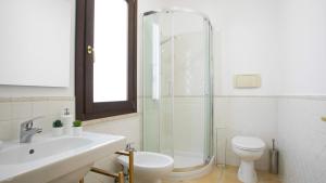 W łazience znajduje się prysznic, umywalka i toaleta. w obiekcie Welcomely - Degli Artigiani - WiFi Vista Bosa w mieście Bosa