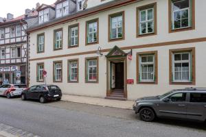 un edificio con auto parcheggiate sul lato della strada di Ferienwohnung ,,Zum Kaiser'' a Goslar