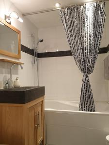 ein Badezimmer mit einem Duschvorhang und einer Badewanne in der Unterkunft Appartement Paccard, Centre Ville in Chamonix-Mont-Blanc
