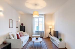 Televízia a/alebo spoločenská miestnosť v ubytovaní JOIVY Spacious Family Apt for 4, in Carignano, Genoa