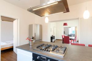 Kuchyňa alebo kuchynka v ubytovaní JOIVY Spacious Family Apt for 4, in Carignano, Genoa