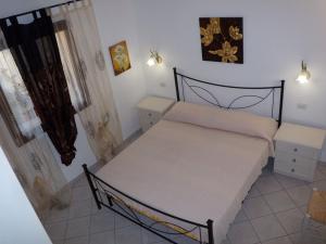 A bed or beds in a room at CASADELFARO con Giardino a Pittulongu 600Metri dalla Spiaggia