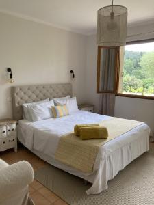 um quarto com uma grande cama branca e uma janela em Chambres & Table d'Hôtes Au Soleil du Bonheur em Lafare