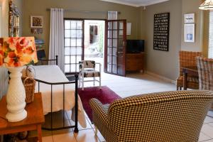 a living room with a table and chairs at Bella's B&B in Vryheid