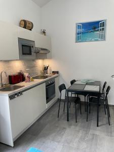 Kuchyň nebo kuchyňský kout v ubytování Loft exceptionnel à Wépion avec jacuzzi extérieur et cabine infrarouge
