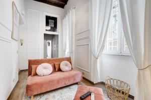 A bed or beds in a room at TREVI FOUNTAIN - RomeDreamHome
