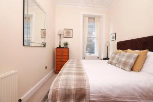 Afbeelding uit fotogalerij van ALTIDO Stunning Ground-floor 2 Bedroom New Town Apartment in Edinburgh