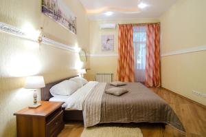 Кровать или кровати в номере Apartment at Malaya Zhytomyrska 5