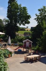 un parque infantil con mesas de picnic y una zona de juegos en Hof Schlossblick, en Bösdorf