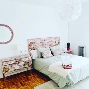 1 dormitorio con 1 cama grande y espejo en CONTRASTES RIBEIRA SACRA, en Monforte de Lemos