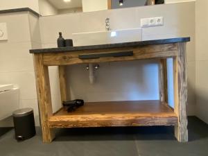 A kitchen or kitchenette at Wood Apartments by Trendlbrugger