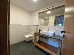 A bathroom at Wood Apartments by Trendlbrugger