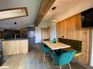 A kitchen or kitchenette at Wood Apartments by Trendlbrugger