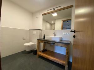 A bathroom at Wood Apartments by Trendlbrugger