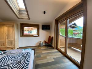 A television and/or entertainment centre at Wood Apartments by Trendlbrugger