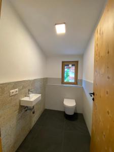 A bathroom at Wood Apartments by Trendlbrugger